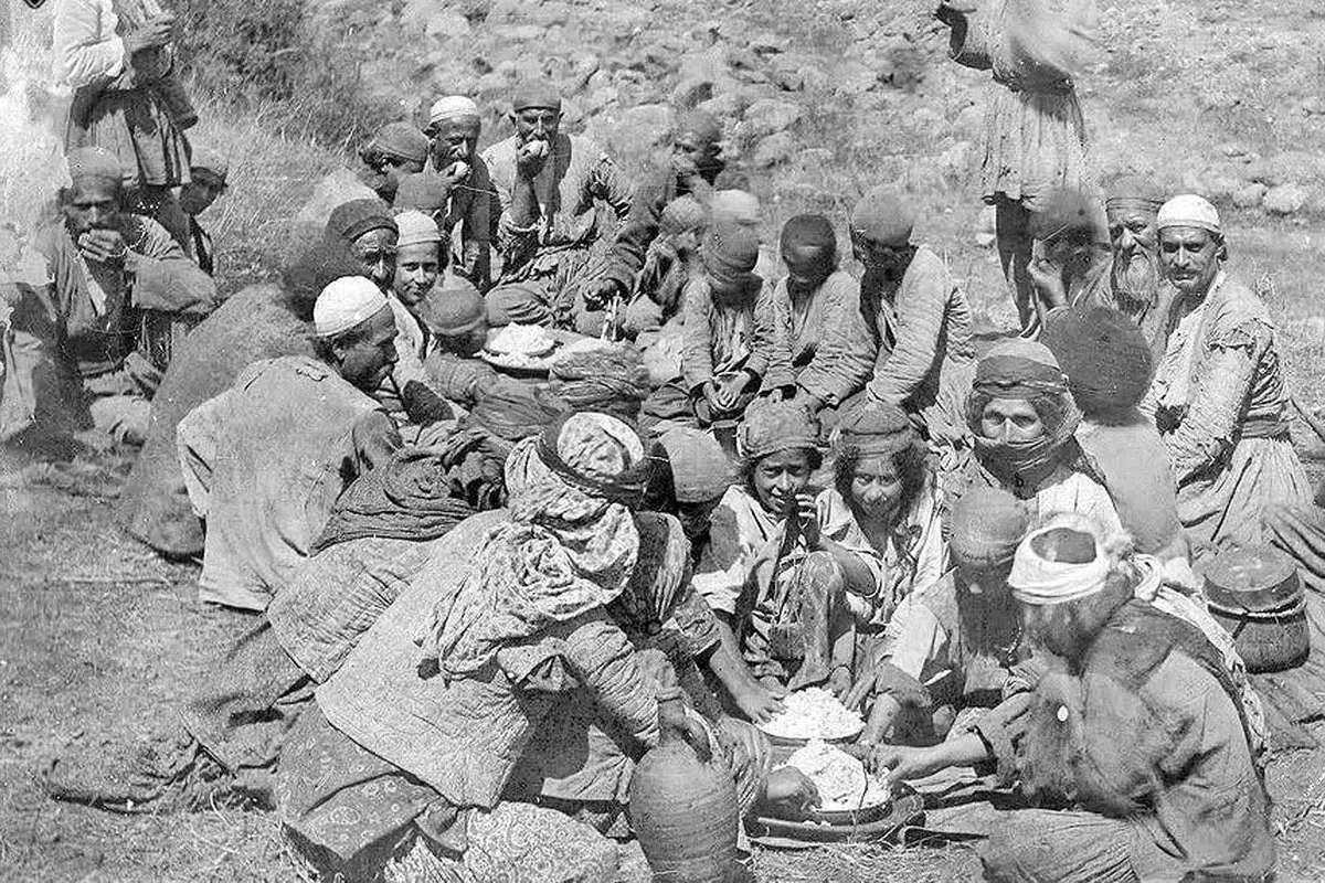 تصویری نادر از زن شپشگیر قاجاری
