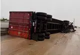 لحظه واژگونی تریلی ۱۸ چرخ بر اثر باد شدید