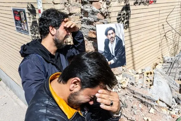 تصاویر؛ اشک خبرنگاران ترکیه بر ویرانه‌های تبریز