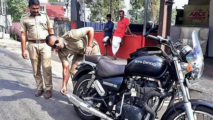پلیس هند اگزوزهای گو‌ش‌خراش موتورسیکلت‌ها را نابود کرد
