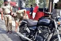 پلیس هند اگزوزهای گو‌ش‌خراش موتورسیکلت‌ها را نابود کرد