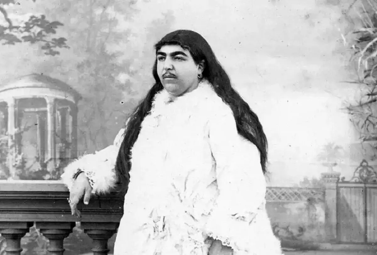 ژست عجیب «داماد ناصرالدین‌شاه» در زیر صندلی