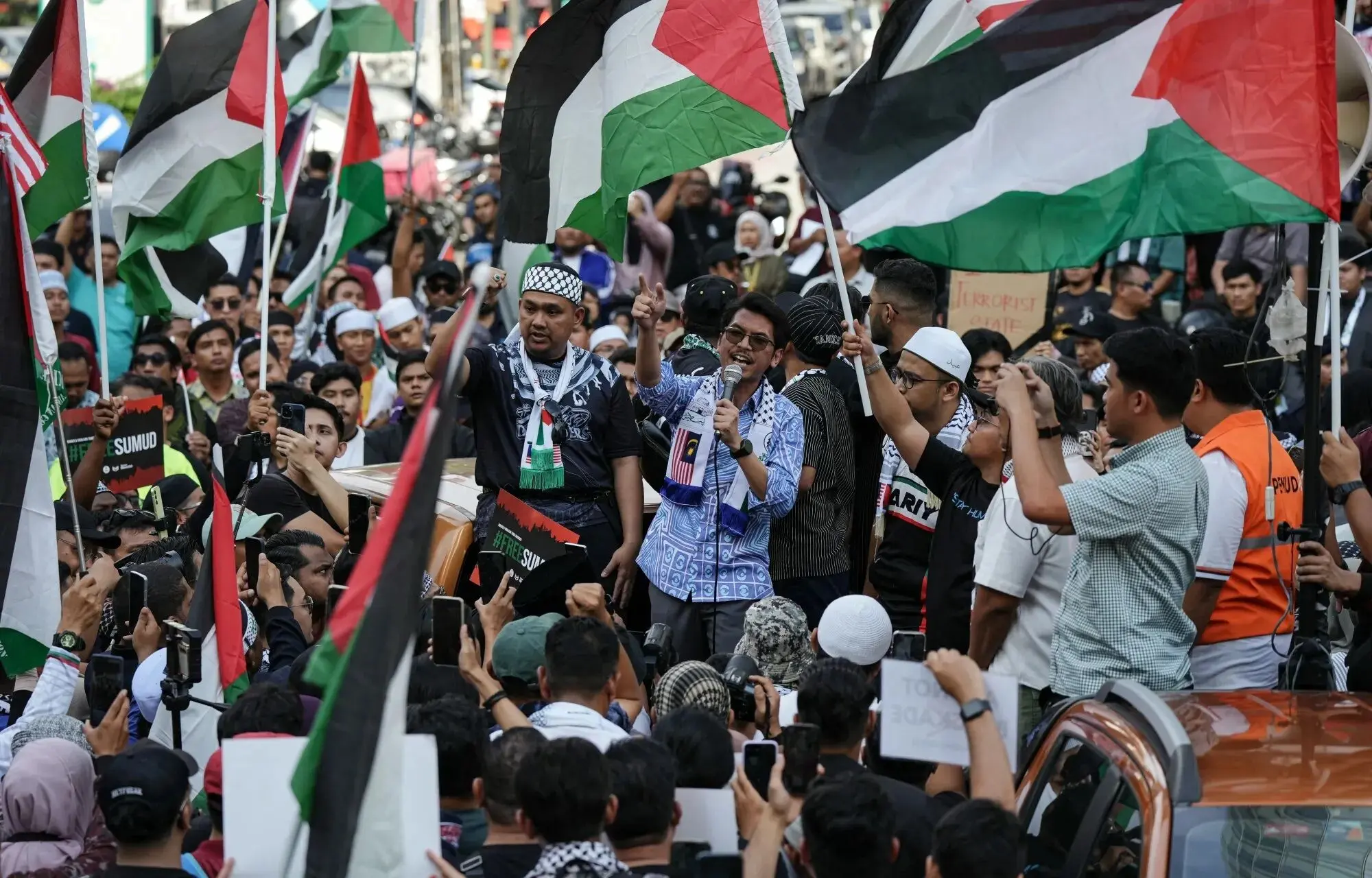 تجمع حامیان فلسطین همزمان با ورود ترامپ به مالزی
