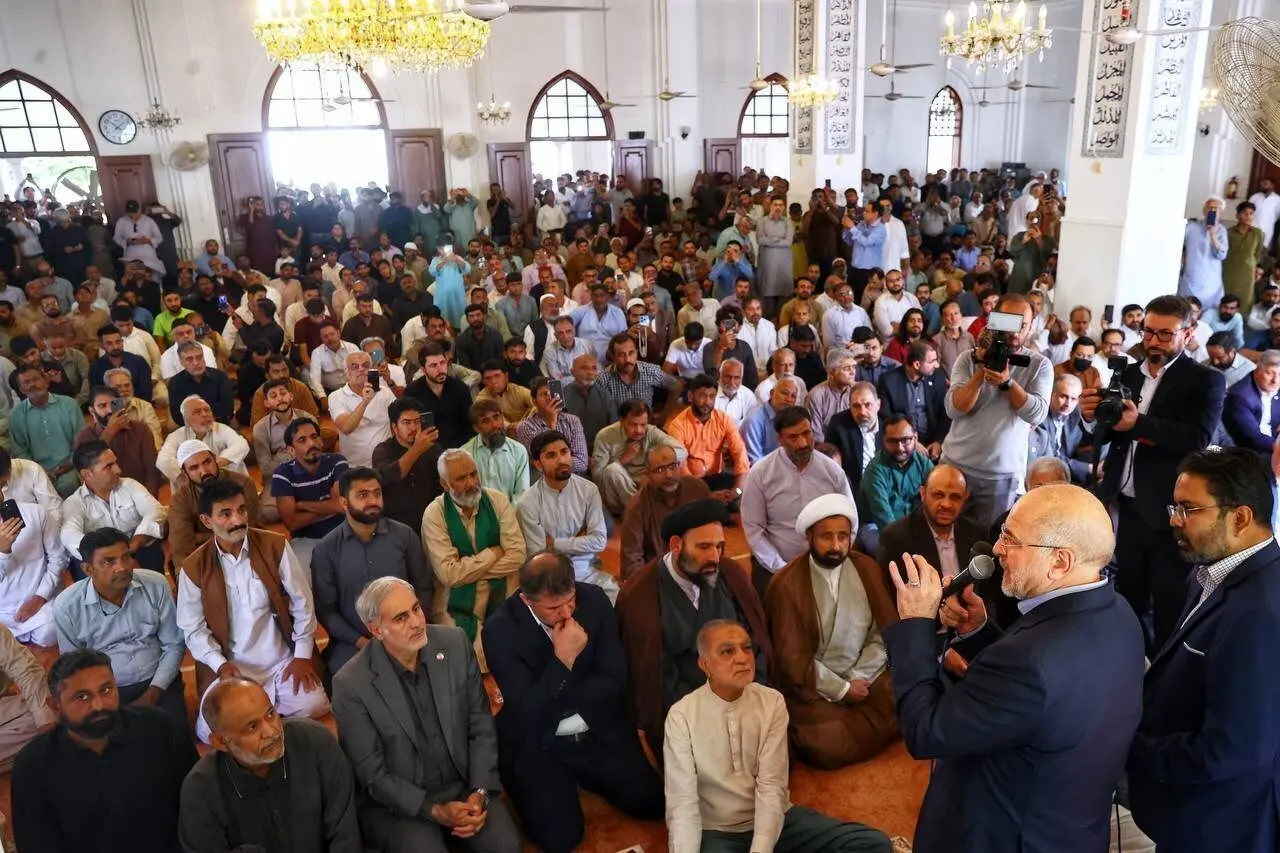 استقبال عجیب نمازگزاران جمعه پاکستان از قالیباف!