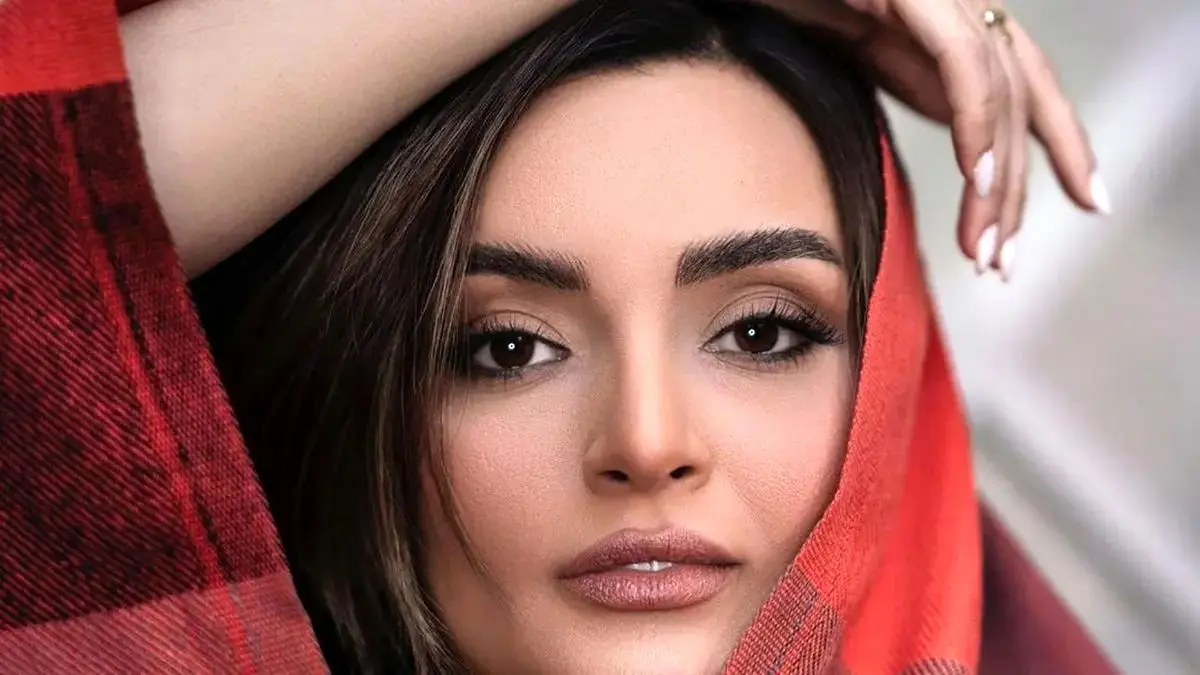 استایل پاییزی نیلوفر پارسا بازیگر سریال آوای باران