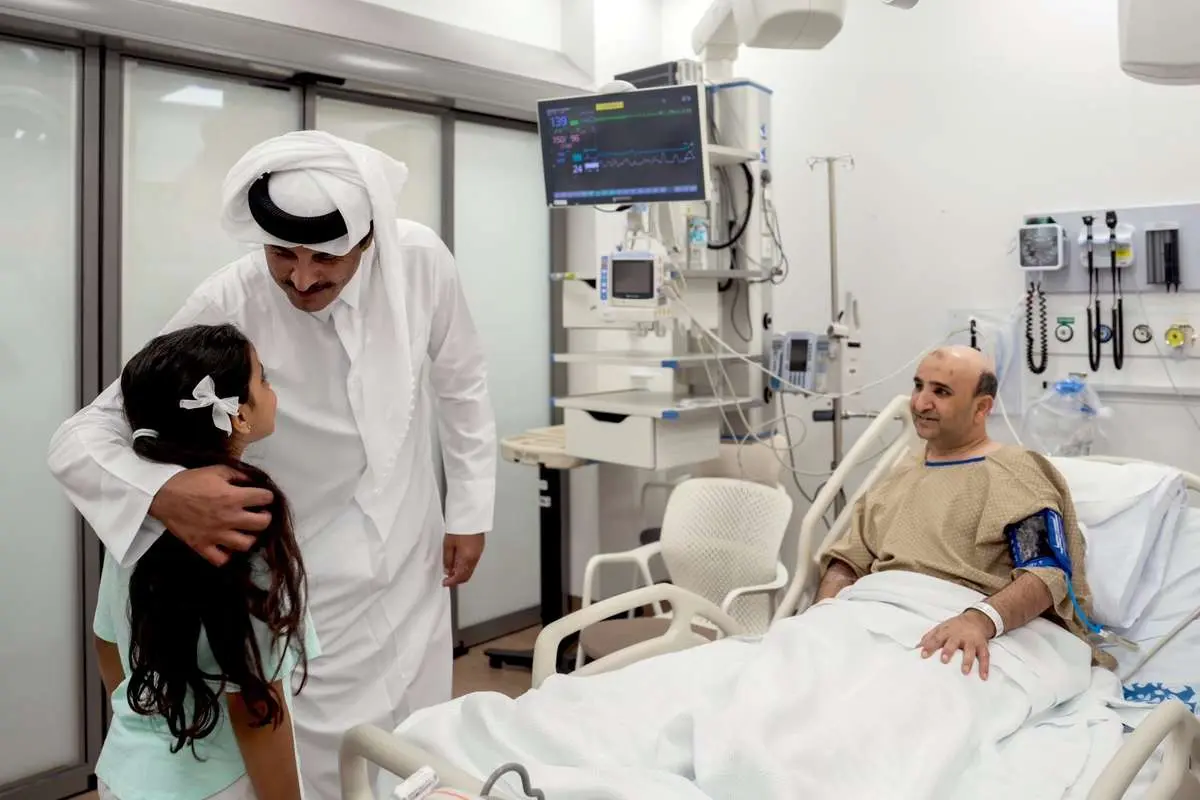 عکس؛ امیر قطر به عیادت مجروحان حمله اسرائیل به دوحه رفت