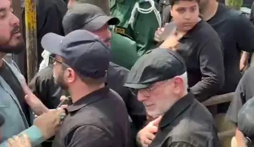 حضور سردار قاآنی و همسرش در مراسم تشییع پیکر شهیدان باقری و حاجی‌زاده
