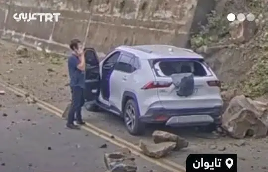 نجات معجزه‌آسای راننده شاسی‌بلند از ریزش کوه