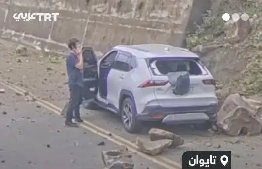 نجات معجزه‌آسای راننده شاسی‌بلند از ریزش کوه