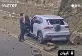 نجات معجزه‌آسای راننده شاسی‌بلند از ریزش کوه