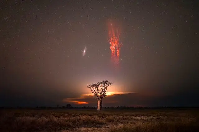 عکس روز ناسا؛ ملاقات کهکشان با اشباح سرخ!