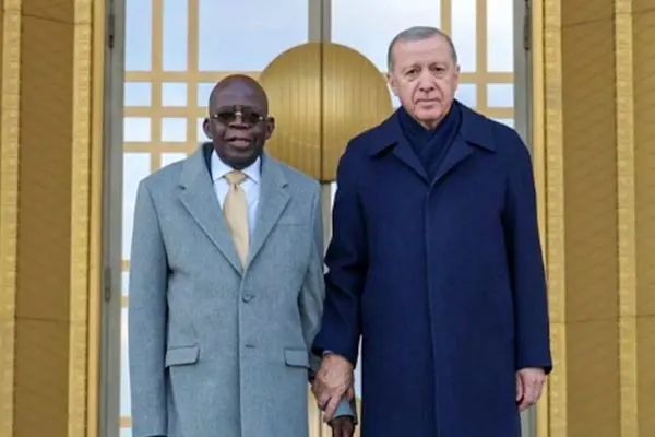 لحظه زمین خوردن رئیس‌جمهور نیجریه در کنار اردوغان