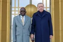 لحظه زمین خوردن رئیس‌جمهور نیجریه در کنار اردوغان