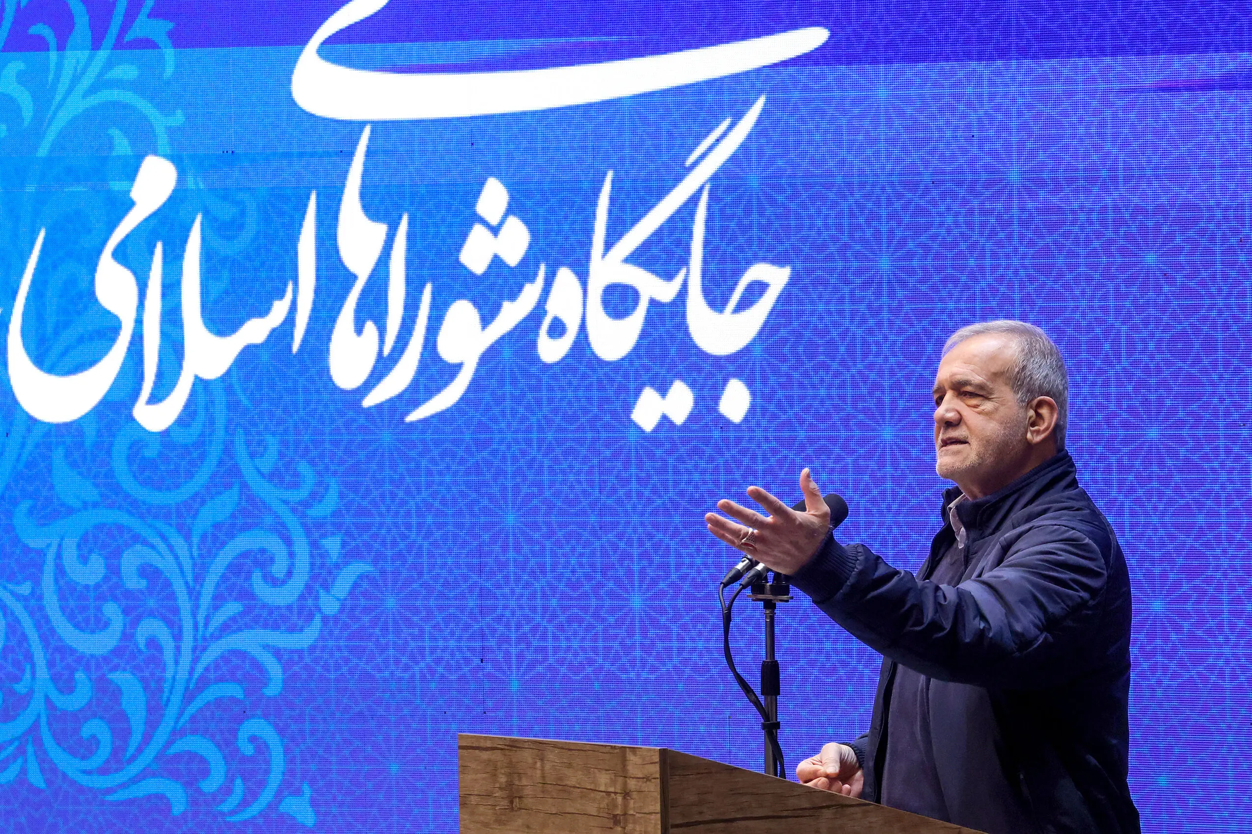 پاسخ پزشکیان به تشویق‌های یکی از حضار: «بابا بزار من حرفم را بزنم، تایید نکن»