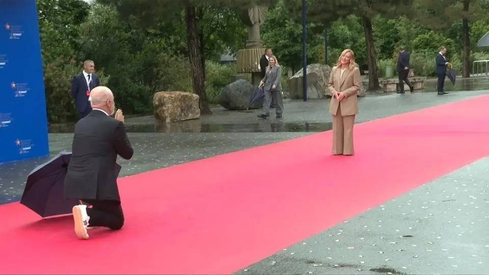 ببینید، زانو زدن نخست‌وزیر آلبانی در استقبال از جورجیا ملونی
