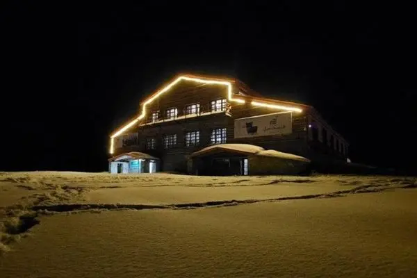 تصویری دل‌انگیز از بارش نخستین برف پاییزی در تهران