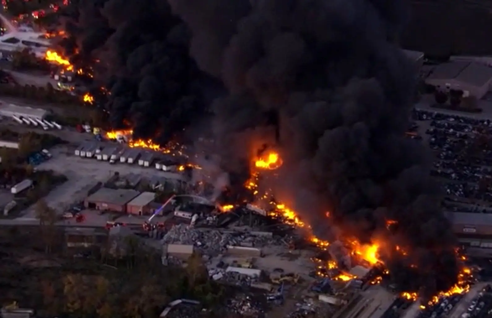 ببینید؛ جهنمی که سقوط هواپیمای باری برپا کرد