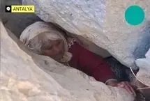 نجات پیرزن ۸۰ ساله پس از یک شبانه‌روز گرفتار شدن میان صخره‌ها