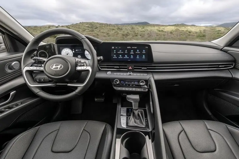 داخل هیوندای النترا