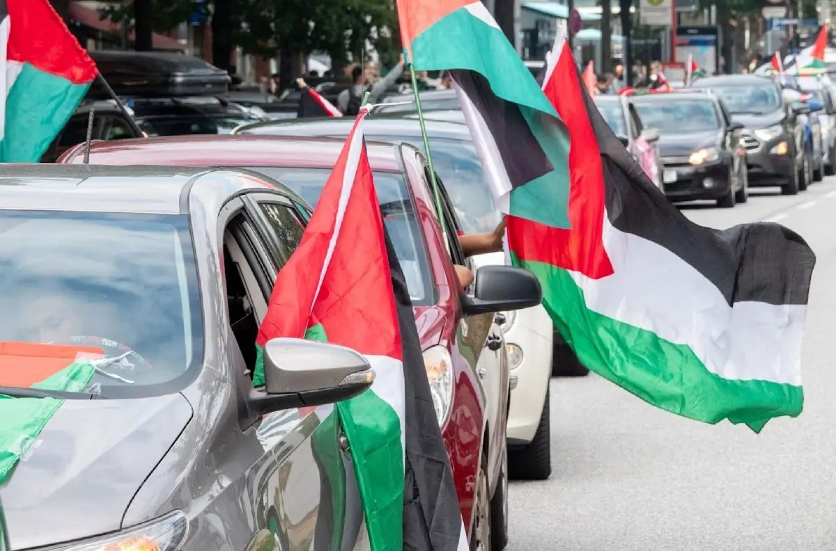 ببینید؛ خودروی نظامی با پرچم فلسطین در هامبورگ
