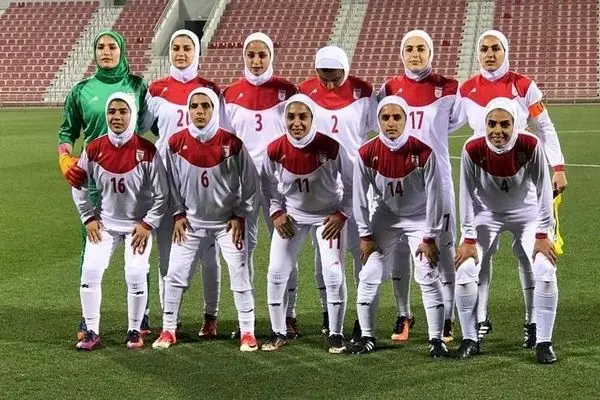 سلام نظامی اعضای تیم ملی فوتبال زنان ایران قبل از بازی با استرالیا 