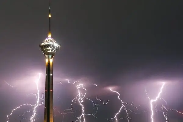 عکس؛ برج میلاد در شب پر صاعقه تهران