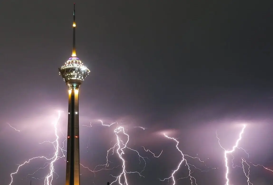 عکس؛ برج میلاد در شب پر صاعقه تهران