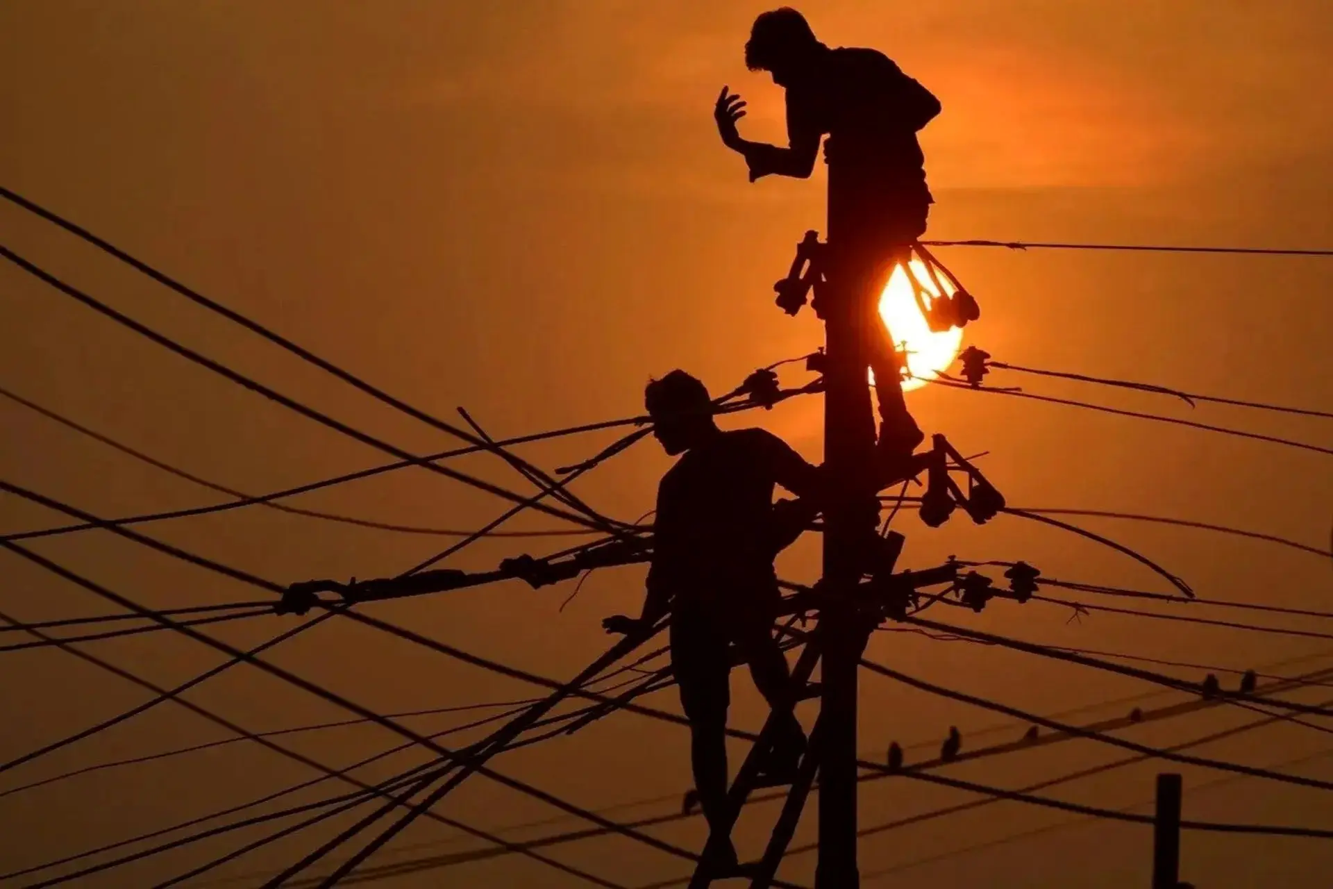 قطعی برق در برخی مناطق کرج پس از حمله