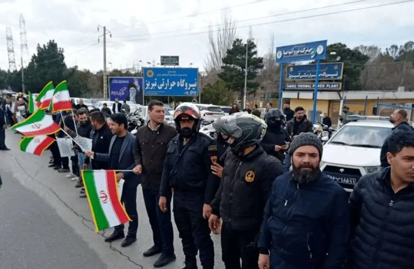  تشکیل زنجیره انسانی مردم تبریز مقابل نیروگاه حرارتی