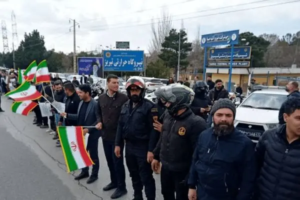  تشکیل زنجیره انسانی مردم تبریز مقابل نیروگاه حرارتی