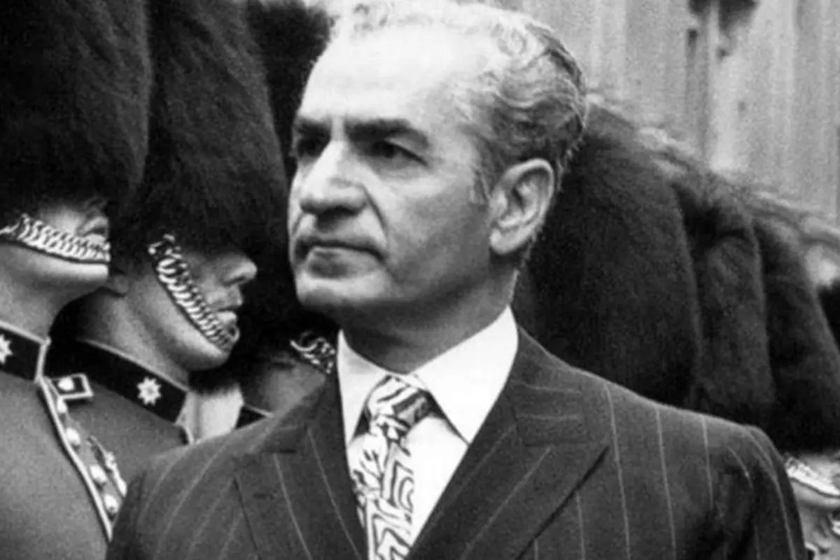 ۵۸ سال پیش: محمدرضا پهلوی پشت فرمان اولین پیکان ایرانی