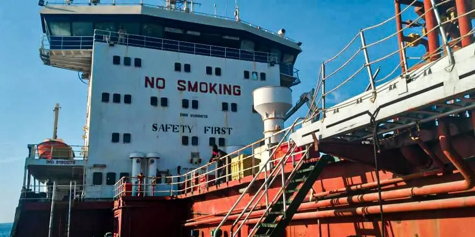  تصاویر توقیف نفتکش خارجی به اتهام حمل ۶ میلیون لیتر سوخت قاچاق