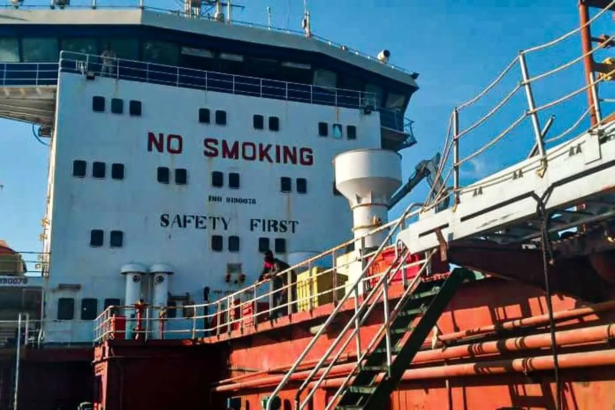  تصاویر توقیف نفتکش خارجی به اتهام حمل ۶ میلیون لیتر سوخت قاچاق