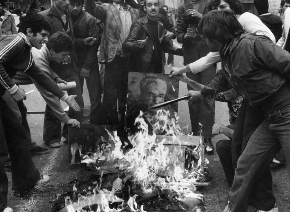 (عکس) تهران بعد از خروج شاه و فرح