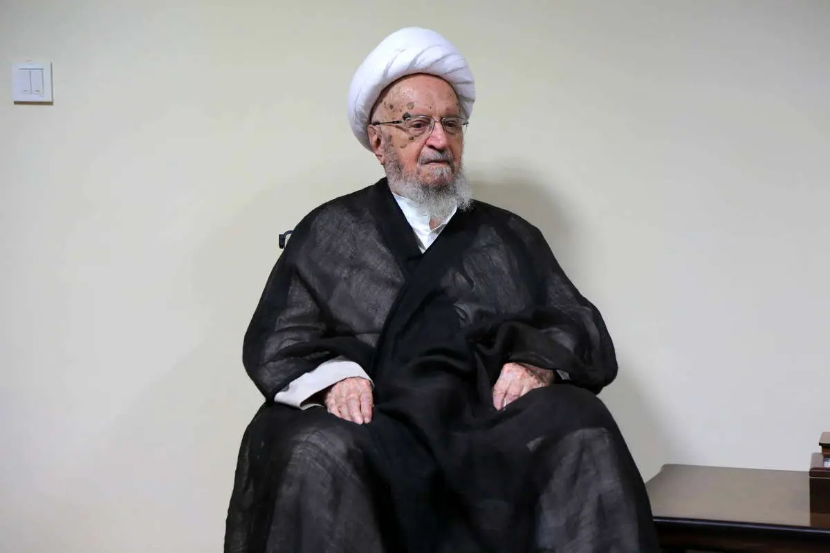 نظر آیتالله مکارم شیرازی درباره گرفتن وام برای سفر اربعین
