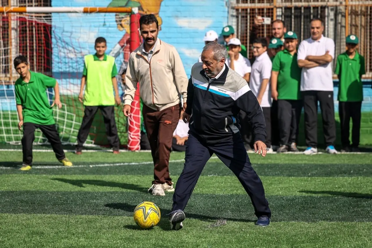 تصاویر؛ وزیر آموزش و پرورش پا به توپ شد