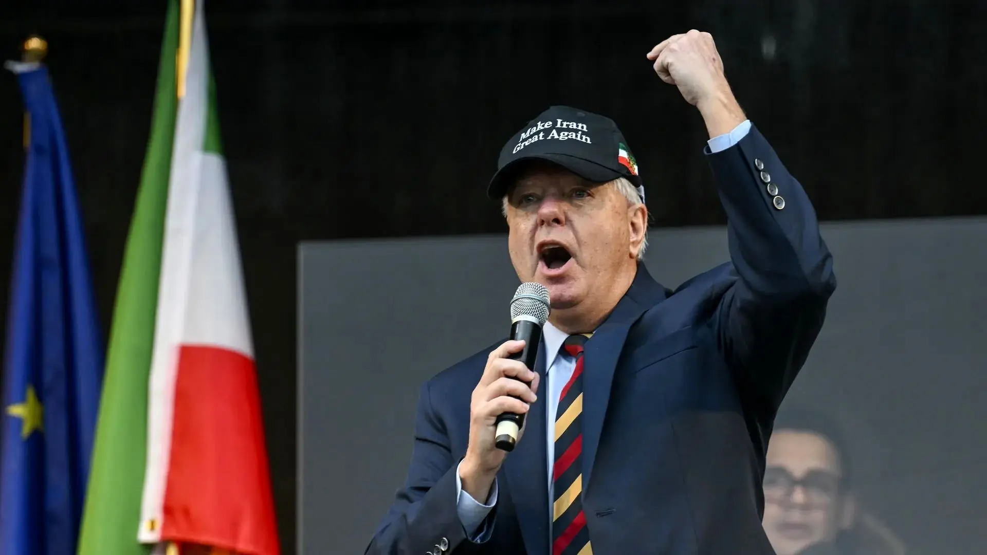 لیندسی گراهام: اطرافیان ترامپ او را از حمله به ایران برحذر می‌دارند