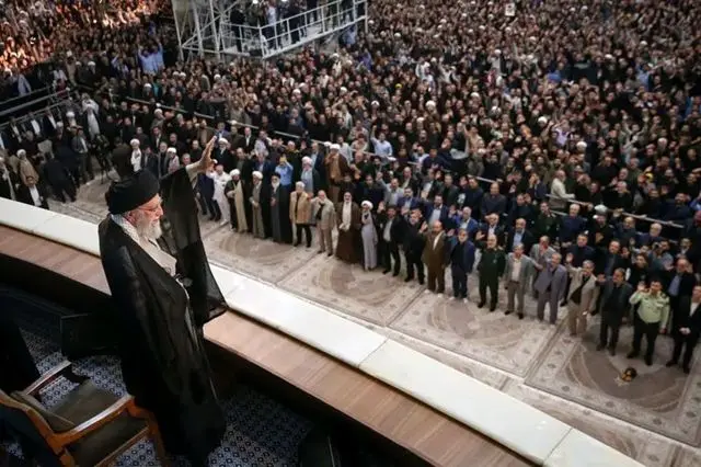 پزشکیان همنشین نوه های امام شد؛ سعید جلیلی در صف اول