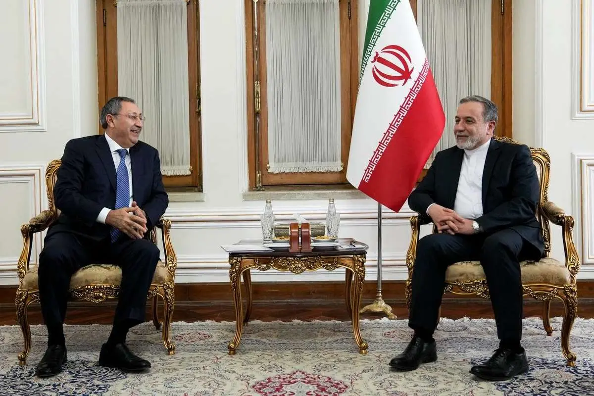 دیدار و گفتگوی دستیار ویژه رئیسجمهور جمهوری آذربایجان با عراقچی