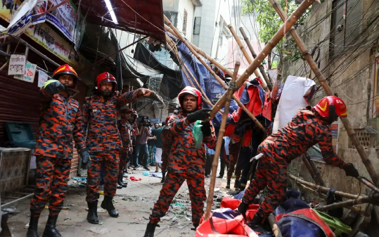 وقوع زلزله در بنگلادش هنگام پخش زنده تلویزیونی 