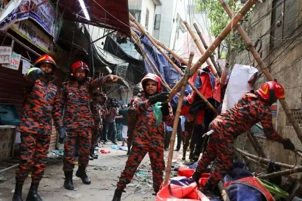 وقوع زلزله در بنگلادش هنگام پخش زنده تلویزیونی 