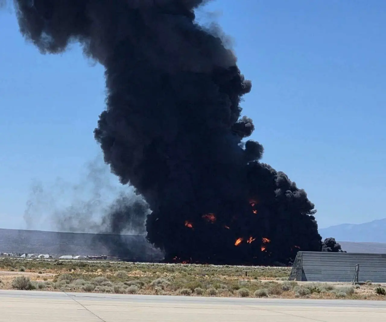 سقوط بمب‌افکن B-52 آمریکا در کالیفرنیا