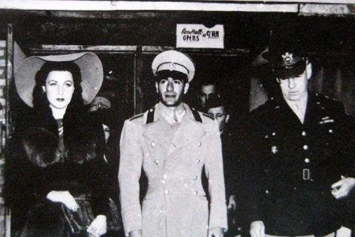 «محمدرضا پهلوی» در حال بوسیدن دست همسر اول اش در مصر