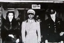 «محمدرضا پهلوی» در حال بوسیدن دست همسر اول اش در مصر