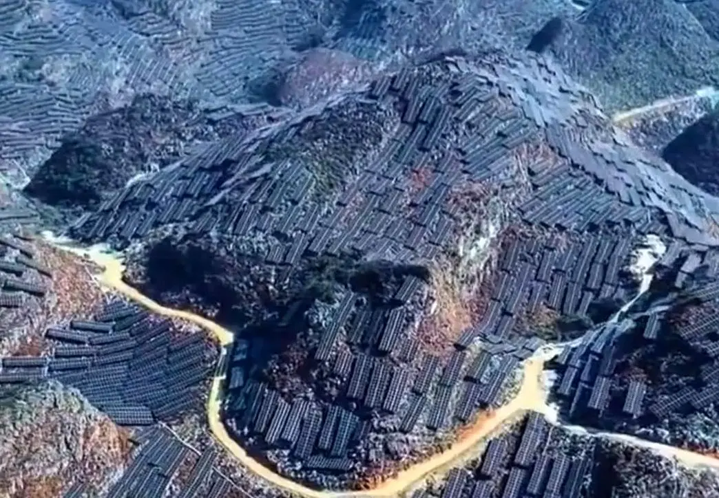 رشته‌کوه‌های پوشیده از تأسیسات بزرگ پنل خورشیدی در چین