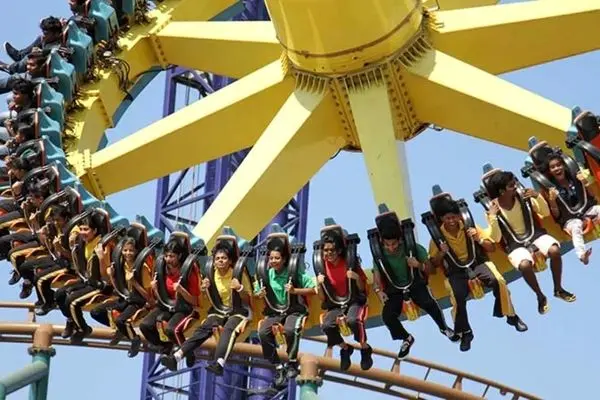 لحظه ترسناک سقوط تاب در شهربازی