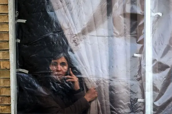 تصاویر؛ زندگی پشت پنجره‌های شکسته