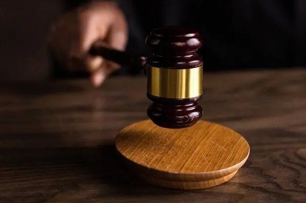 چرا قاضی جای شاکی را نمی‌گیرد