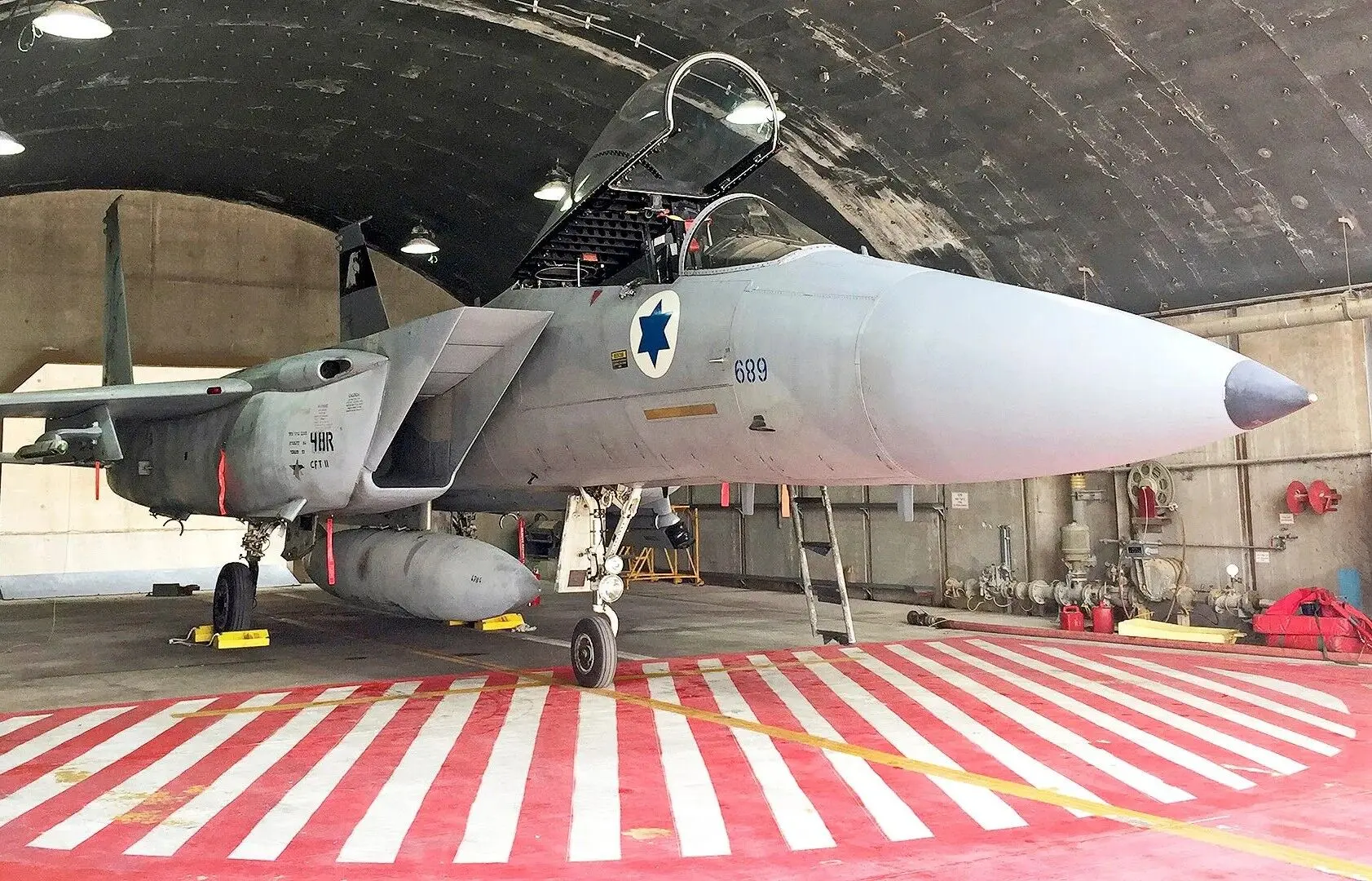 سرنگونی یک جنگنده در آسمان ایران/ F-15 هدف پدافند قرار گرفت؟