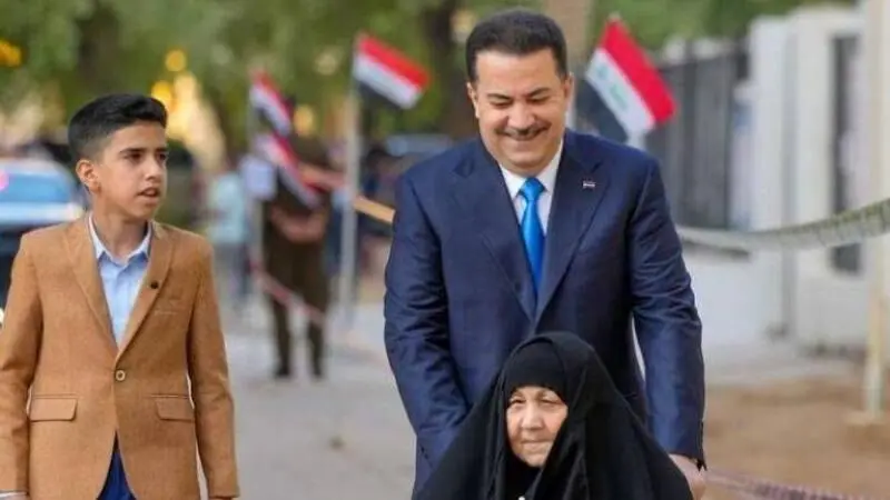 ببینید؛ نخست‌وزیر عراق با مادرش در انتخابات شرکت کرد